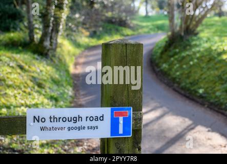 Ein Schild auf der öffentlichen Straße, das Google Maps widerlegt, Großbritannien Stockfoto