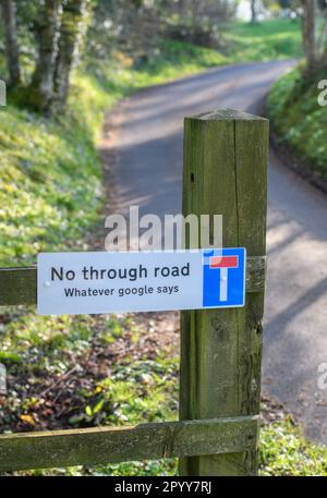 Ein Schild auf der öffentlichen Straße, das Google Maps widerlegt, Großbritannien Stockfoto