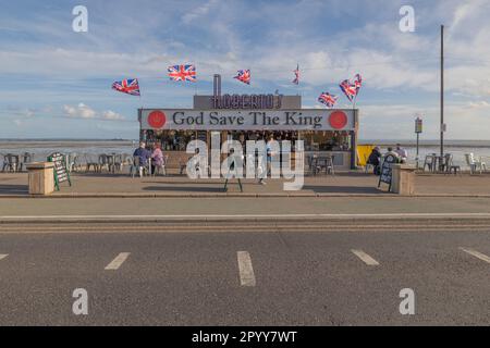 Southend on Sea, Großbritannien. 5. Mai 2023 Roberto's Café am Meer in Southend bereitet sich auf die Krönung von König Charles vor. Penelope Barritt/Alamy Live News Stockfoto