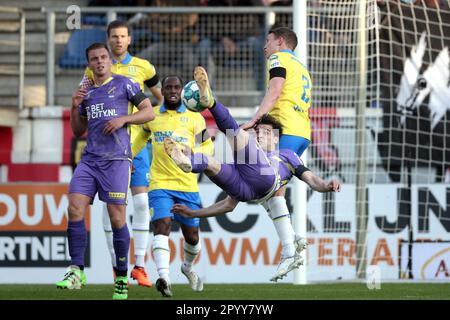WAALWIJK - (lr) Gaetano Oristanio vom FC Volendam, Julian Lelieveld vom RKC Waalwijk während des niederländischen Premier-League-Spiels zwischen RKC Waalwijk und FC Volendam im Mandemakers Stadium am 5. Mai 2023 in Waalwijk, Niederlande. ANP JEROEN PUTMANS Stockfoto