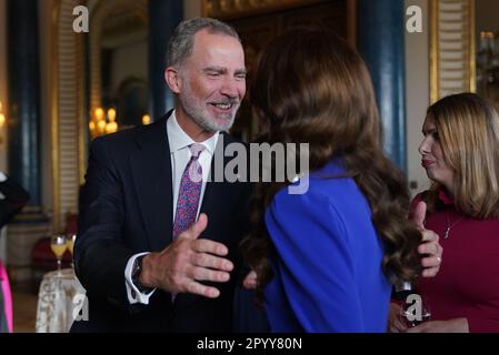 König Felipe VI. Von Spanien begrüßt die Prinzessin von Wales bei einem Empfang im Buckingham Palace in London für ausländische Gäste, die an der Krönung von König Karl III. Teilnehmen Foto: Freitag, 5. Mai 2023. Stockfoto