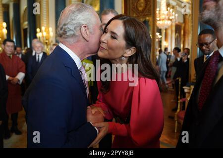 König Karl III. (Links) begrüßt Mary, Kronprinzessin von Dänemark, bei einem Empfang im Buckingham Palace in London für ausländische Gäste, die an seiner Krönung teilnehmen. Foto: Freitag, 5. Mai 2023. Stockfoto