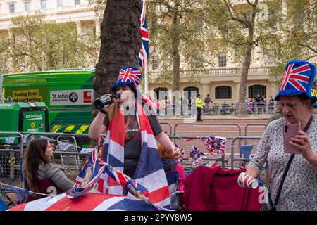 London UK, den 5. Mai 2023. Weniger als einen Tag von der Krönung der Mall entfernt, genießen die Leute ihren Spaß und feiern den König Karl III Kredit: Rena Pearl/Alamy Live News Stockfoto