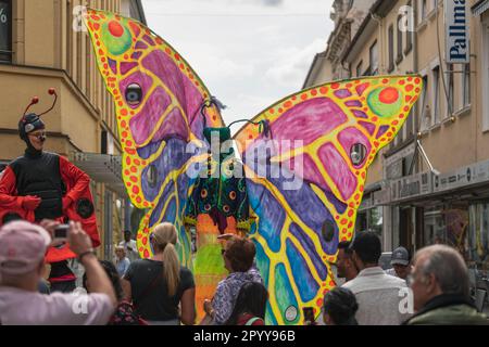 Kaiserslautern, Deutschland. 5. Mai 2023. Zirkolovorstellung im Stiltheatertheater. Das Street Art Festival findet in der Innenstadt über einen Zeitraum von drei Tagen statt. Die Stadt Kaiserslautern lud internationale Künstler aus 14 Nationen ein. Kredit: Gustav Zygmund/Alamy News Stockfoto