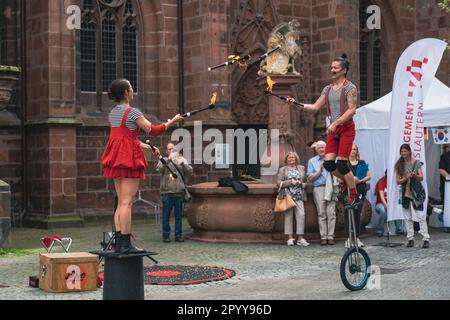 Kaiserslautern, Deutschland. 5. Mai 2023. Marcel und Alice von Piu o Meno jonglieren mit brennenden Fackeln. Das Street Art Festival findet in der Innenstadt über einen Zeitraum von drei Tagen statt. Die Stadt Kaiserslautern lud internationale Künstler aus 14 Nationen ein. Kredit: Gustav Zygmund/Alamy News Stockfoto