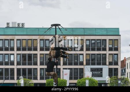 Kaiserslautern, Deutschland. 5. Mai 2023. Künstler bilden die Funky Monkeys auf dem Stiftsplatz. Das Street Art Festival findet in der Innenstadt über einen Zeitraum von drei Tagen statt. Die Stadt Kaiserslautern lud internationale Künstler aus 14 Nationen ein. Kredit: Gustav Zygmund/Alamy News Stockfoto