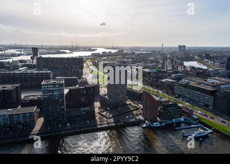 Rotterdam Niederlande Hafen und Stadtbild. Panoramablick vom Euromast Tower, sonniger Tag, wolkiger blauer Himmel Stockfoto