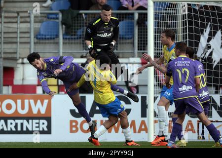 WAALWIJK - (lr) Benaissa Benamar vom FC Volendam, Shawn Adewoye vom RKC Waalwijk, RKC Waalwijk Keeper Etienne Vaessen, Michiel Kramer vom RKC Waalwijk, Calvin Twigt vom FC Volendam, Gaetano Oristanio vom FC Volendam während des niederländischen Eredivisie-Spiels zwischen RKC Waalwijk und FC Volendam am 5. Mai 2023 im Mandemakers Stadium in Waalwijk, Niederlande. ANP JEROEN PUTMANS Stockfoto