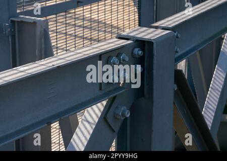 Fußgängerweg, Baudetails von verschraubten Metallbalken. Stockfoto