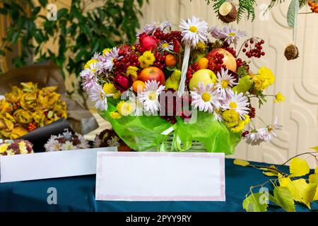 Blumen- und Obstleben in einem Korb Stockfoto
