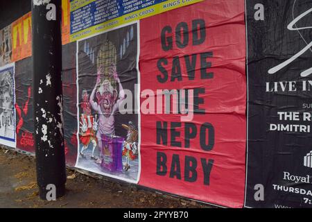 London, Großbritannien. 5. Mai 2023 Am Vorabend der Krönung von König Karl III. Sind an einer Wand im Londoner Zentrum Antimonarchie-Poster zu sehen Stockfoto