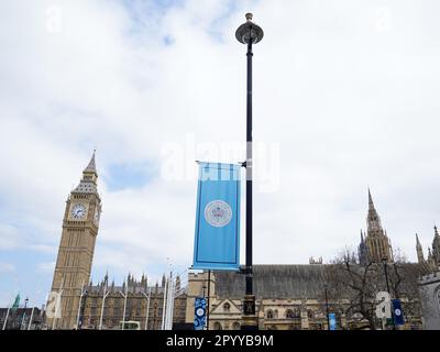 London, Großbritannien. 02. Mai 2023. London, England, Mai 2. 2023: Krönungsflaggen vor Big Ben und dem Palast von Westminster in der Woche vor König Karl III. Krönung. Bei der Zeremonie wird seine Majestät König Karl III. Am 6. Mai 2023 in London, England, neben der Königlichen Gemahlin (Camilla) gekrönt. (Daniela Porcelli/SPP) Kredit: SPP Sport Press Photo. Alamy Live News Stockfoto