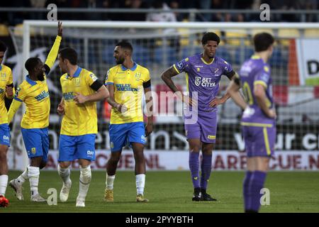 WAALWIJK - (lr) Xavier Mbuyamba vom FC Volendam, Gaetano Oristanio vom FC Volendam, sind nach den 3-0 Jahren während des niederländischen Premier-League-Spiels zwischen RKC Waalwijk und FC Volendam am Mandemakers Stadium am 5. Mai 2023 in Waalwijk, Niederlande, satt. ANP JEROEN PUTMANS Stockfoto