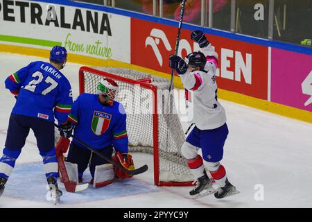 Nottingham, 5. Mai 2023. Brett Perlini erzielt ein Tor für Großbritannien gegen Italien während eines Spiels bei der IIHF-Eishockey-Weltmeisterschaft 2023, Division I, Gruppe A, in der Motorpoint Arena, Nottingham. Kredit: Colin Edwards/Alamy Live News Stockfoto