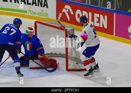 Nottingham, 5. Mai 2023. Brett Perlini erzielt ein Tor für Großbritannien gegen Italien während eines Spiels bei der IIHF-Eishockey-Weltmeisterschaft 2023, Division I, Gruppe A, in der Motorpoint Arena, Nottingham. Kredit: Colin Edwards/Alamy Live News Stockfoto