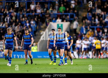 Die Spieler von Wakefield Trinity erscheinen deprimiert, während Warrington Wolves beim Betfred Super League-Spiel im Halliwell Jones Stadium, Warrington, einen Versuch feiern. Foto: Freitag, 5. Mai 2023. Stockfoto