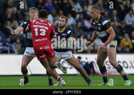 Leeds, Großbritannien. 05. Mai 2023. Oliver Partington wird von Jarrod O'Connor #14 von Leeds Rhinos und James McDonnell #19 von Leeds Rhinos während des Spiels der Betfred Super League Round 11 Leeds Rhinos gegen Salford Red Devils im Headingley Stadium, Leeds, Großbritannien, 5. Mai 2023 (Foto von James Heaton/News Images) in Leeds, angegriffen. Vereinigtes Königreich am 5/5/2023. (Foto: James Heaton/News Images/Sipa USA) Guthaben: SIPA USA/Alamy Live News Stockfoto