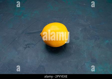 Vorderansicht gelbe Zitrone auf dunklem Hintergrund Zitrusfruchtsaft sauer Stockfoto