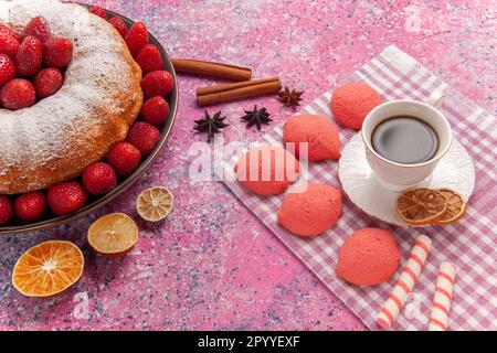 Vorderansicht Erdbeerkuchen mit Zuckerpulver und Tee und Kuchen auf rosa Hintergrund Kekskuchen Kekse süßer Kuchen Stockfoto