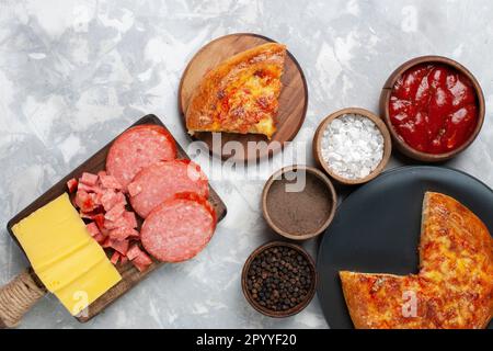 Von oben gebackene Käsepizza mit Gewürzen auf weißem Teig, Essen, Pizza-Farbe Stockfoto