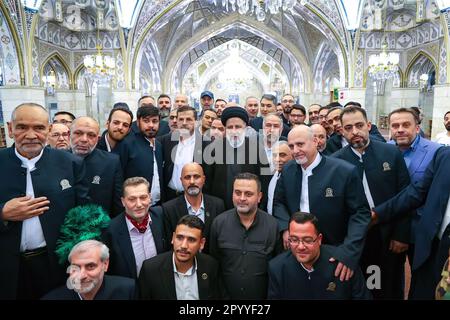 Damaskus, Damaskus, Syrien. 5. Mai 2023. Der iranische Präsident EBRAHIM RAISI besucht den heiligen Schrein von Sayyida Zaynab in den südlichen Vororten von Damaskus. Der iranische Präsident begrüßte seinen Besuch in der syrischen Hauptstadt als einen "Wendepunkt", nachdem Teherans Unterstützung Syrien geholfen hatte, in 12 Kriegsjahren den größten Teil seines verloren gegangenen Territoriums wieder zu erobern. (Kreditbild: © iranische Präsidentschaft via ZUMA Press Wire) NUR REDAKTIONELLE VERWENDUNG! Nicht für den kommerziellen GEBRAUCH! Stockfoto