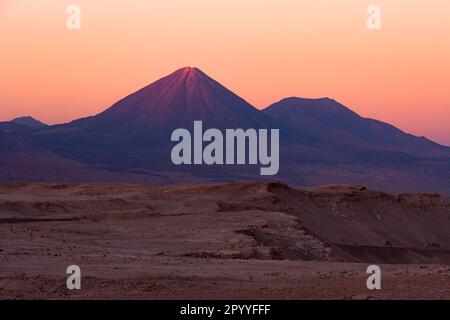 Licancabur Vulkan und altiplano in der Dämmerung in der Atacama Wüste, Chile Stockfoto