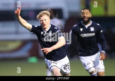 Dundee's Lyall Cameron feiert das vierte Tor seiner Seite des Spiels während des Cinch Championship-Spiels im Ochilview Park, Stenhouse emuir. Foto: Freitag, 5. Mai 2023. Stockfoto