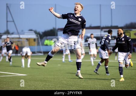 Dundee's Lyall Cameron feiert das vierte Tor seiner Seite des Spiels während des Cinch Championship-Spiels im Ochilview Park, Stenhouse emuir. Foto: Freitag, 5. Mai 2023. Stockfoto