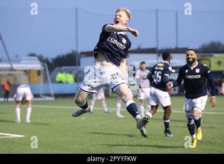 Dundee's Lyall Cameron feiert das vierte Tor seiner Seite des Spiels während des Cinch Championship-Spiels im Ochilview Park, Stenhouse emuir. Foto: Freitag, 5. Mai 2023. Stockfoto