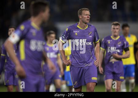 WAALWIJK - Carl Eiting vom FC Volendam, Gaetano Oristanio vom FC Volendam, enttäuscht nach dem Verlust von 4-1 nach dem niederländischen Premier-League-Spiel zwischen RKC Waalwijk und FC Volendam im Mandemakers Stadium am 5. Mai 2023 in Waalwijk, Niederlande. ANP JEROEN PUTMANS Stockfoto