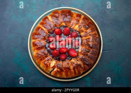 Top View köstlicher Erdbeerkuchen mit Gelee auf blauem Hintergrund Tee Kekse Zuckerkuchen süße Kekse Stockfoto