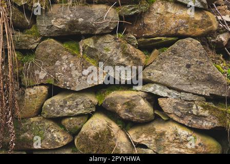 Überreste einer alten Steinmauer in der Berglandschaft Stockfoto