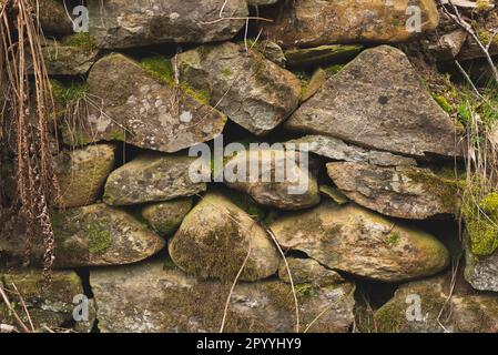 Überreste einer alten Steinmauer in der Berglandschaft Stockfoto