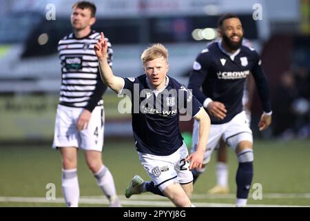 Dundee's Lyall Cameron feiert das vierte Tor seiner Seite des Spiels während des Cinch Championship-Spiels im Ochilview Park, Stenhouse emuir. Foto: Freitag, 5. Mai 2023. Stockfoto