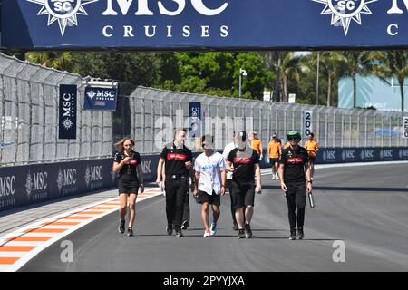 Miami, USA. 04. Mai 2023. MIAMI, Florida, USA, am 04. Mai 2023; Track Walk mit #24, Guanyu ZHOU, CHN, Alfa Romeo Racing F1 Team, kostenpflichtiges Bild, Copyright Paolo PEDICELLI/ATP Images (PEDICELLI Paolo/ATP/SPP) Credit: SPP Sport Press Photo. Alamy Live News Stockfoto