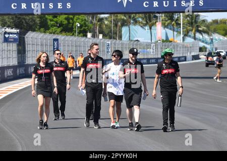 Miami, USA. 04. Mai 2023. MIAMI, Florida, USA, am 04. Mai 2023; Track Walk mit #24, Guanyu ZHOU, CHN, Alfa Romeo Racing F1 Team, kostenpflichtiges Bild, Copyright Paolo PEDICELLI/ATP Images (PEDICELLI Paolo/ATP/SPP) Credit: SPP Sport Press Photo. Alamy Live News Stockfoto