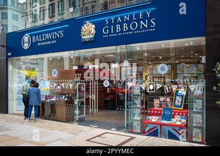 Stanley Gibbons und Baldwins Showroom und Hauptsitz in 399 The Strand London. Stanley Gibbons ist der am längsten etablierte seltene Briefmarkenhändler der Welt. Stockfoto