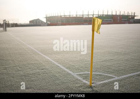 Ecke des Fußballplatzes im Winter morgens Stockfoto