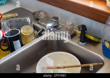Dreckiges Geschirr im alten Waschbecken im alten Bauernhaus Stockfoto