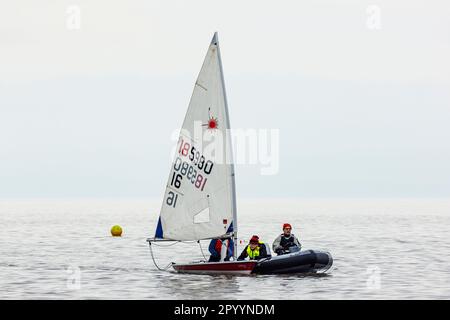 Segeln vor dem Clevedon Strand Stockfoto