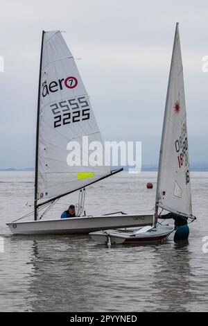 Segeln vor dem Clevedon Strand Stockfoto