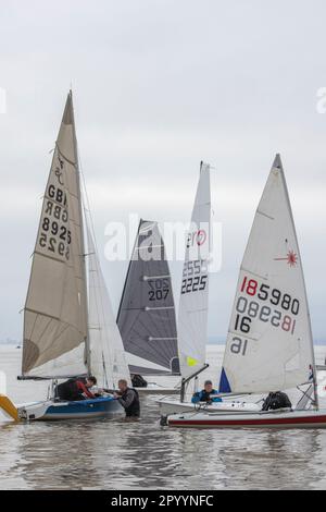 Segeln vor dem Clevedon Strand Stockfoto