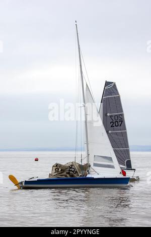 Segeln vor dem Clevedon Strand Stockfoto