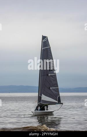 Segeln vor dem Clevedon Strand Stockfoto