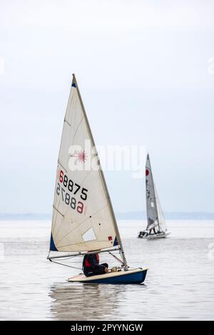 Segeln vor dem Clevedon Strand Stockfoto