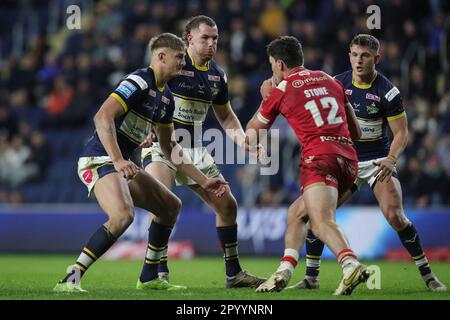 Leeds, Großbritannien. 05. Mai 2023. Sam Stone #12 von Salford Red Devils wird von Sam Walters #22 von Leeds Rhinos, Cameron Smith #13 von Leeds Rhinos und Corey Johnson #26 von Leeds Rhinos während des Spiels der Betfred Super League Runde 11 Leeds Rhinos gegen Salford Red Devils im Headingley Stadium, Leeds, Großbritannien, angegriffen. 5. Mai 2023 (Foto: James Heaton/News Images) in Leeds, Großbritannien, 5/5/2023. (Foto: James Heaton/News Images/Sipa USA) Guthaben: SIPA USA/Alamy Live News Stockfoto