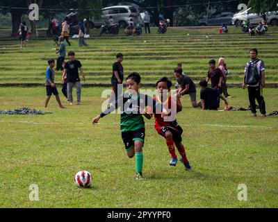 Jakarta, Indonesien-29. April 2023: Asiatische Kinder spielen Fußball Stockfoto