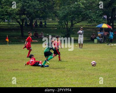 Jakarta, Indonesien-29. April 2023: Asiatische Kinder spielen Fußball Stockfoto
