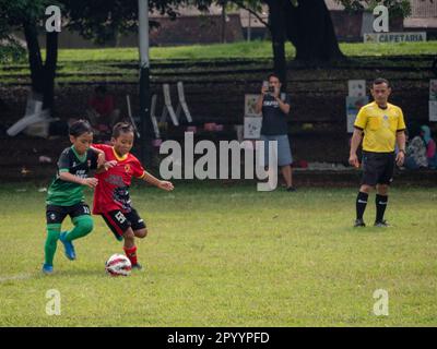 Jakarta, Indonesien-29. April 2023: Asiatische Kinder spielen Fußball Stockfoto