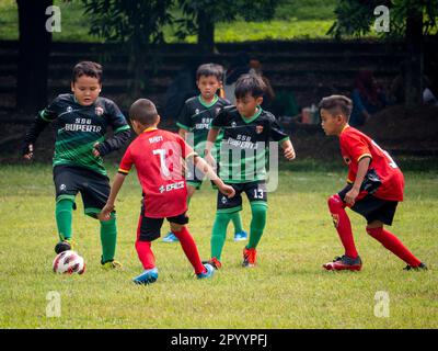 Jakarta, Indonesien-29. April 2023: Asiatische Kinder spielen Fußball Stockfoto
